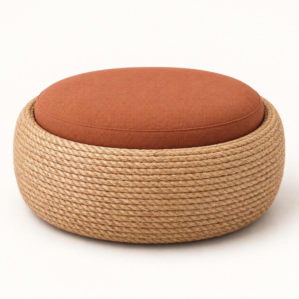 Puff de pneu revestido em corda de sisal com assento de linho terracota